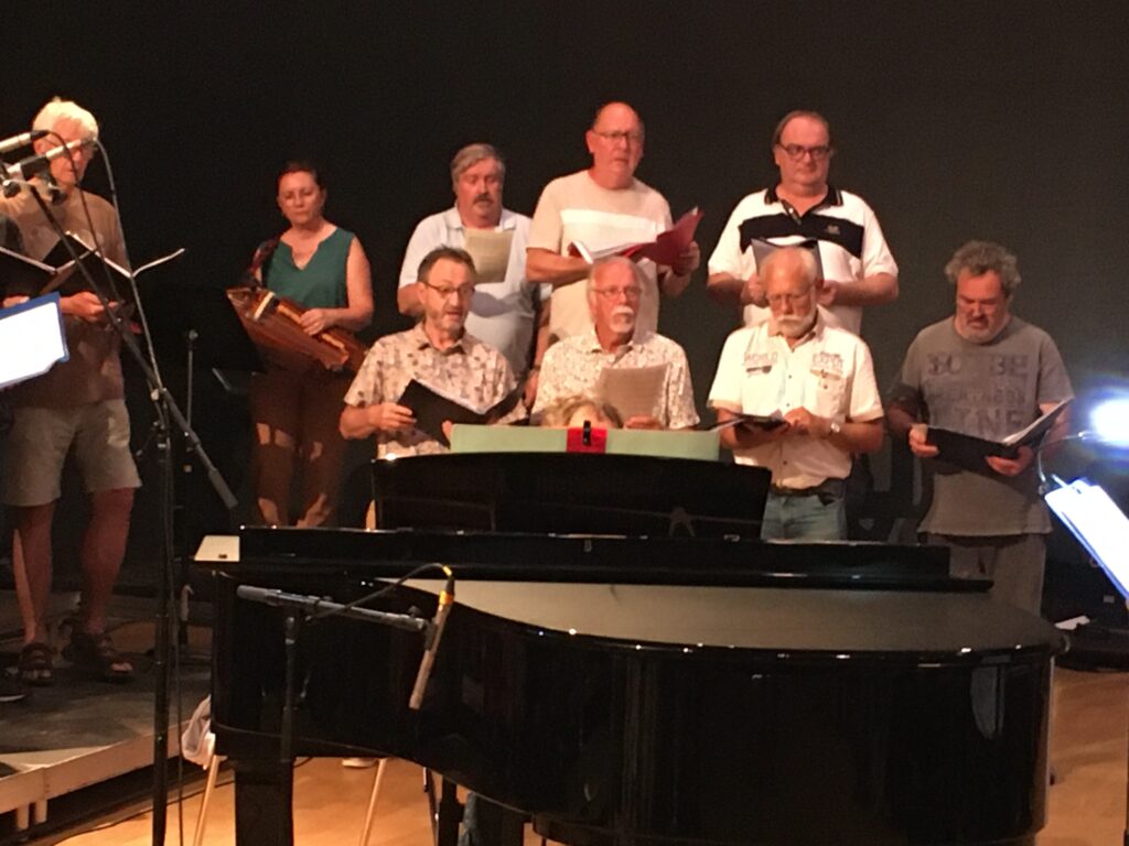 choeur d hommes accompagnés à la vielle à roue